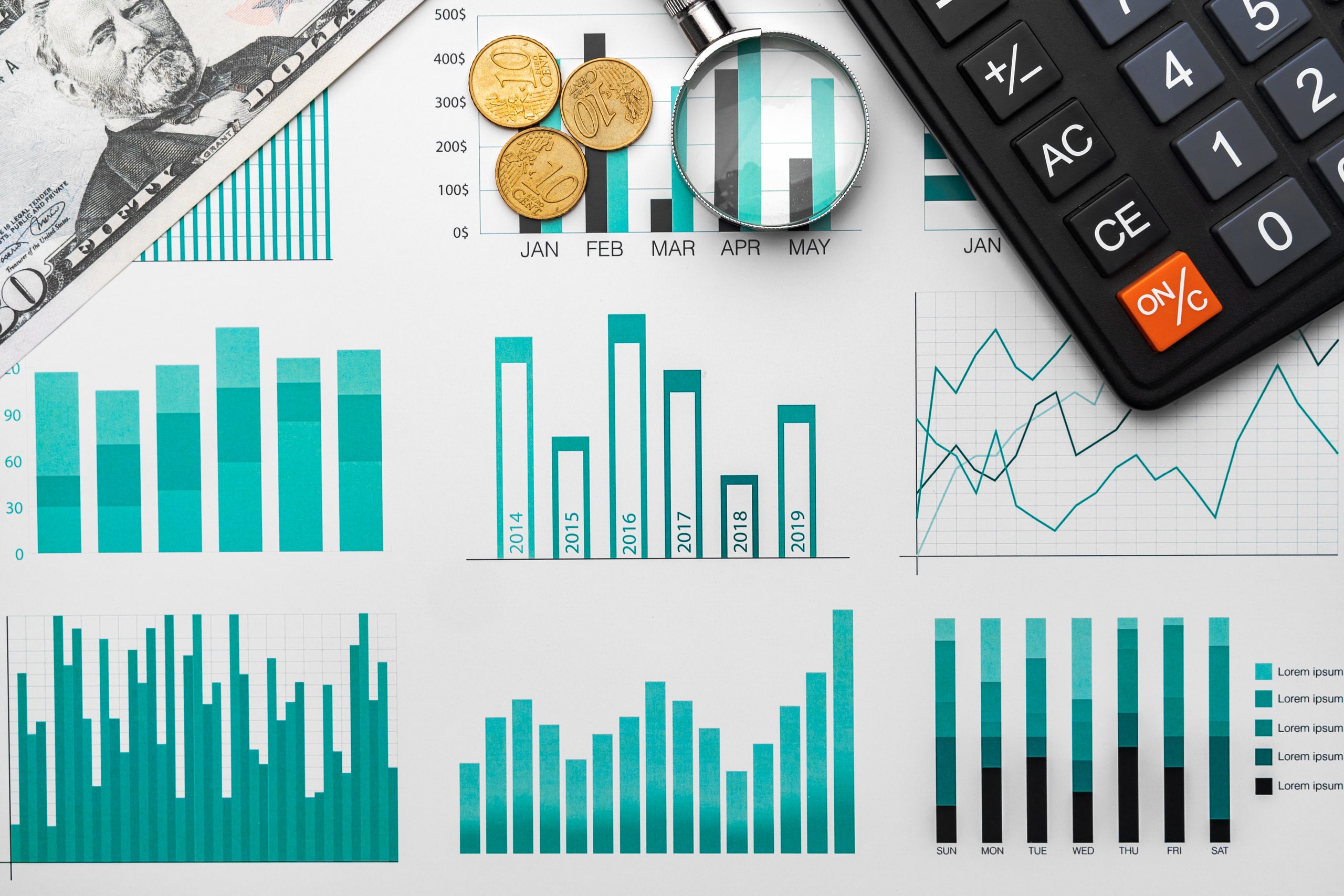 Análisis De Transacciones Financieras Gráficos, Lupa Y Calculadora Sobre Informes Económicos Imagen representativa del análisis de transacciones financieras, con varios gráficos de barras y líneas impresos en papel, una lupa, monedas, un billete de dólar y una calculadora, simbolizando la revisión detallada de movimientos económicos y datos contables.